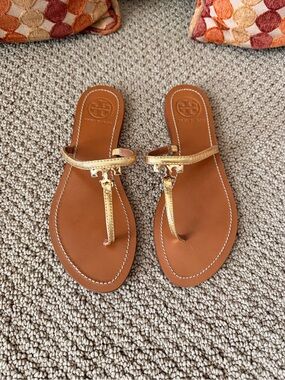 Tory Burch Gold T Metallic Gold Leather Thong Sandals with Tan Footbed Size 7.5